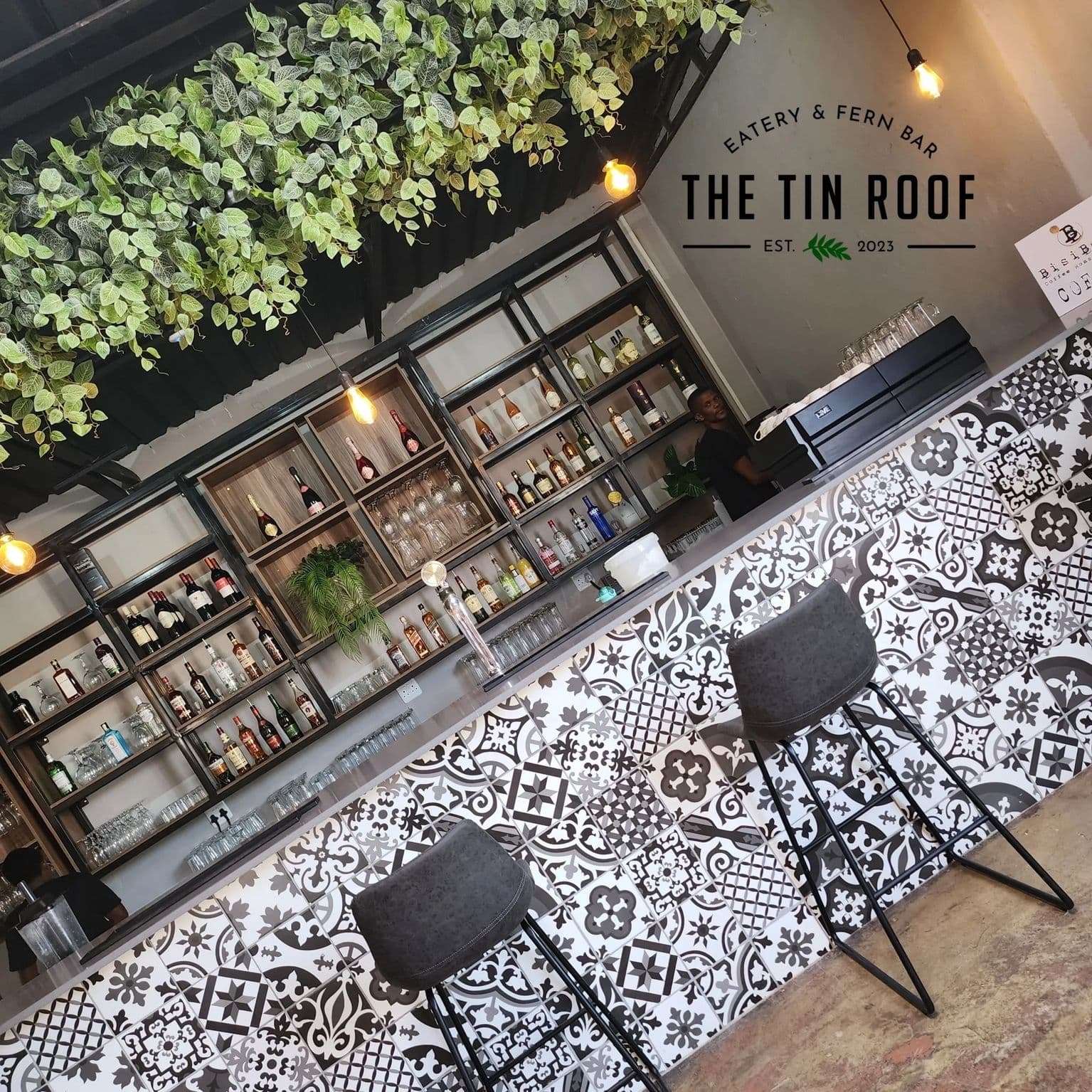 Tin Roof Restaurant / Eatery